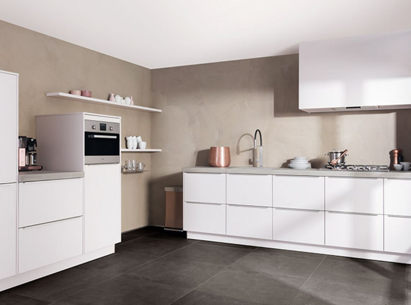Witte keuken met betonnen aanrechtblad