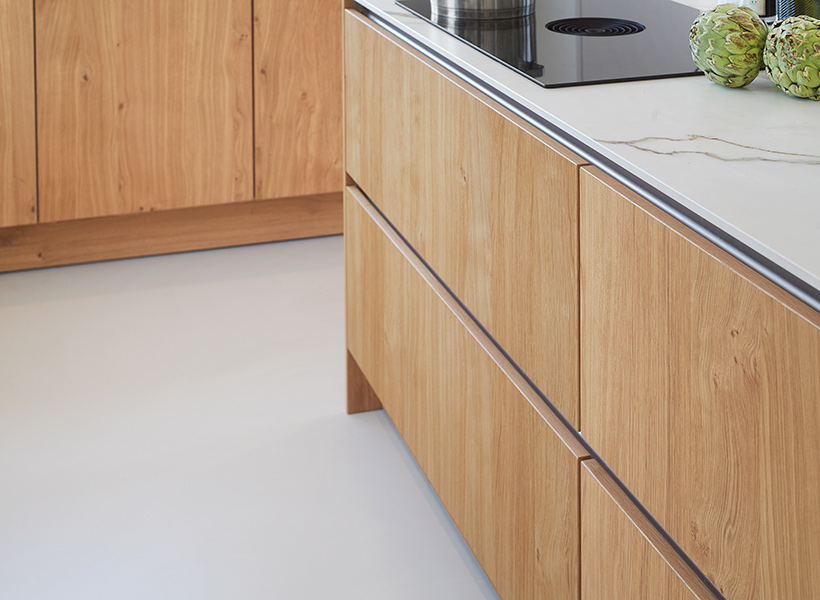 De keuken is clean ontworpen, maar krijgt door het hout een warme uitstraling.