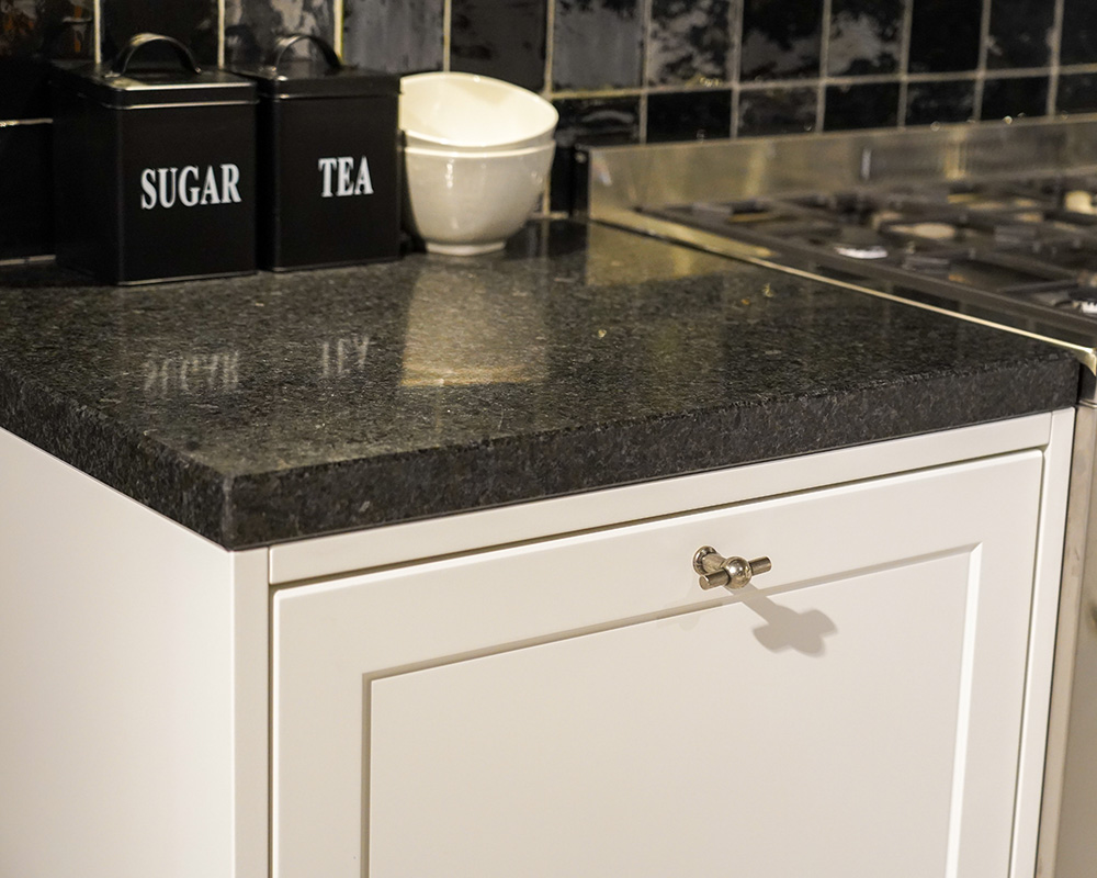 Witte keuken met zwart graniet