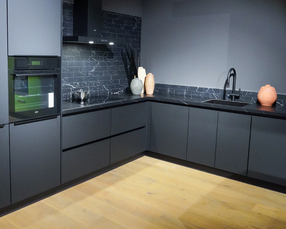 Zwarte keuken met zwart composiet werkblad